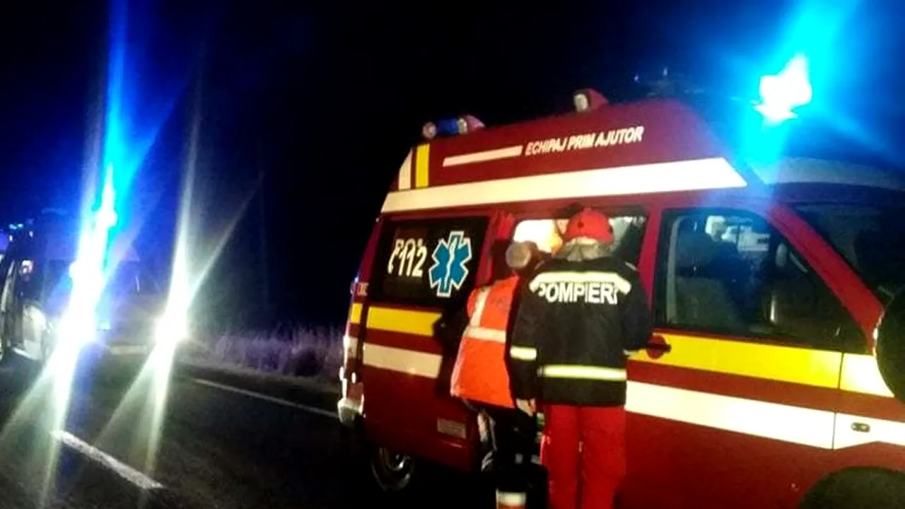 Un tânăr a murit şi alţi doi au fost răniţi, după ce maşina în care se aflau s-a răsturnat într-o râpă, în Munţii Apuseni. Şoferul a fugit şi este căutat de poliţişti