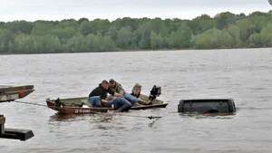 O femeie dispărută a fost găsită în viaţă într-o maşină scufundată într-un lac din Texas 