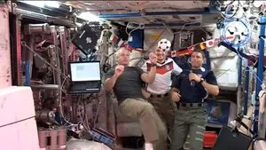Astronauţii de pe ISS au jucat fotbal pe orbită pentru a marca debutul Cupei Mondiale FIFA 2014 - VIDEO
