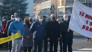 ISTORIA FĂRĂ PERDEA Marius Oprea / Braşov, noiembrie 1987: ”Bă, ştii cine e ăla? – Ceauşescu! – Bă, ăla e tovarăşul Ceauşescu, f… mama ta! A luat tabloul din cui şi mi a zis: Ţine l cu nasul! A trebuit să sprijin tabloul lui Ceauşescu pe perete numai cu nasul, pînă n am mai putut”