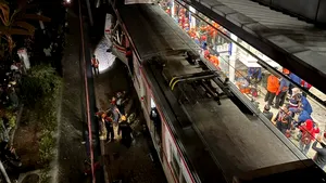 Trei persoane blocate într-un vagon avariat în urma unui accident feroviar din Indonezia