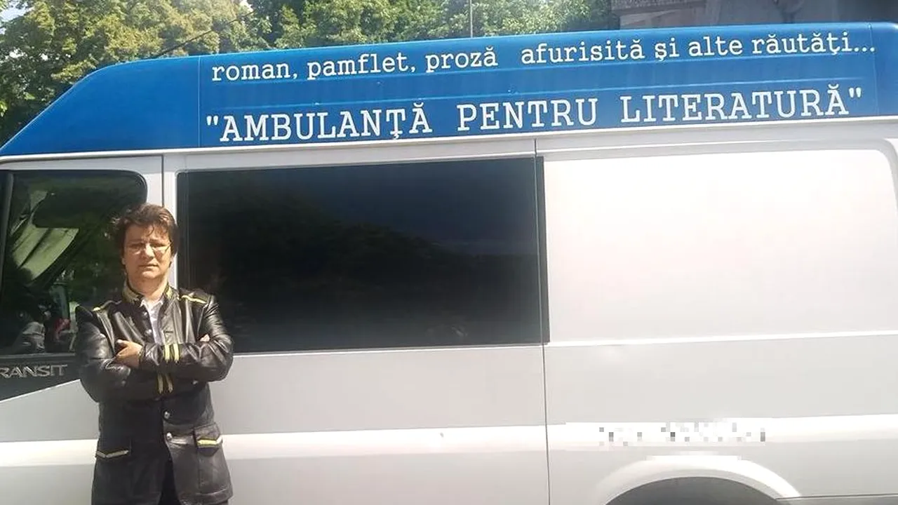 Trei persoane au fost reţinute pentru agresarea scriitoarei care dormea în 