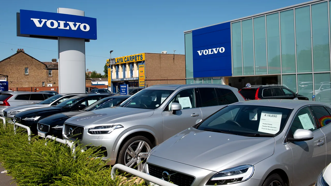 Volvo îşi aruncă maşinile din macara! Testele simulează un accident grav de circulaţie, cu o maşină din noua generaţie