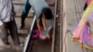 IMAGINILE ZILEI: Un copil supravieţuieşte ca prin minune după ce este scăpat pe şinele unui tren din Mathura, India