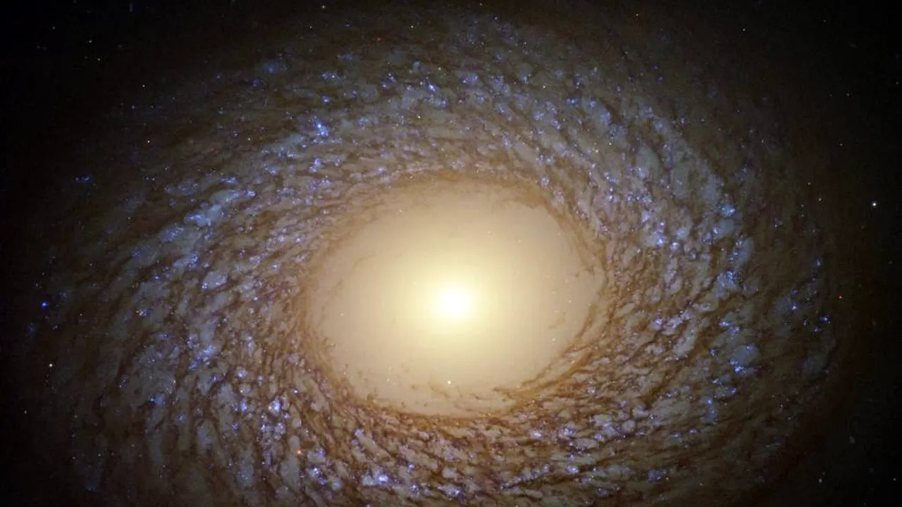 Hubble a surprins una dintre cele mai spectaculoase imagini spaţiale de până acum. NASA a publicat fotografia cu o galaxie aflată la 67 de milioane de ani lumină de Pământ

