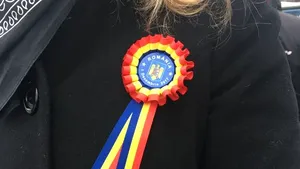 Tricolorul, purtat cu mândrie de români: Steagul înseamnă apartenţă, unire şi patriotism | FOTO 