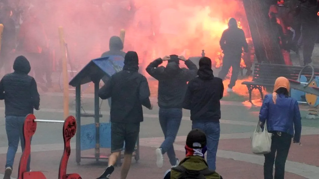 Ciocniri între poliţie şi protestatarii de dreapta la un marş LGBTQ în Serbia
