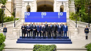 Liderii B9 avertizează că Rusia rămâne principala amenințare pentru NATO. Ungaria nu a semnat declarația comună a summitului de la București