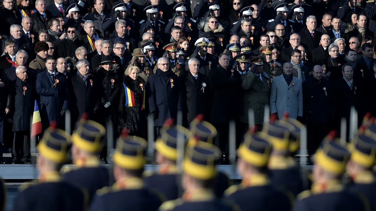 Ziua Naţională a României | 20.000 de oameni la PARADA de la Arcul de Triumf. Defilarea ARMATEI, după SHOW-urile tehnicii militare şi cel aviatic. 21 de salve de tun, trase în timpul intonării imnului 