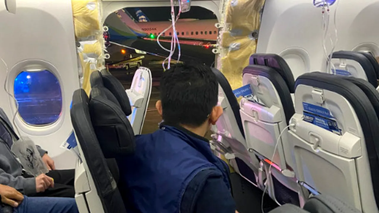 O uşă a unui avion Alaska Airlines s-a desprins de pe fuzelaj