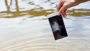 Ţi-a căzut telefonul în apă? 5 soluţii