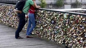 Lacăte de 250.000 de euro, agăţate de îndrăgostiţi pe poduri, vândute în timp record la Paris