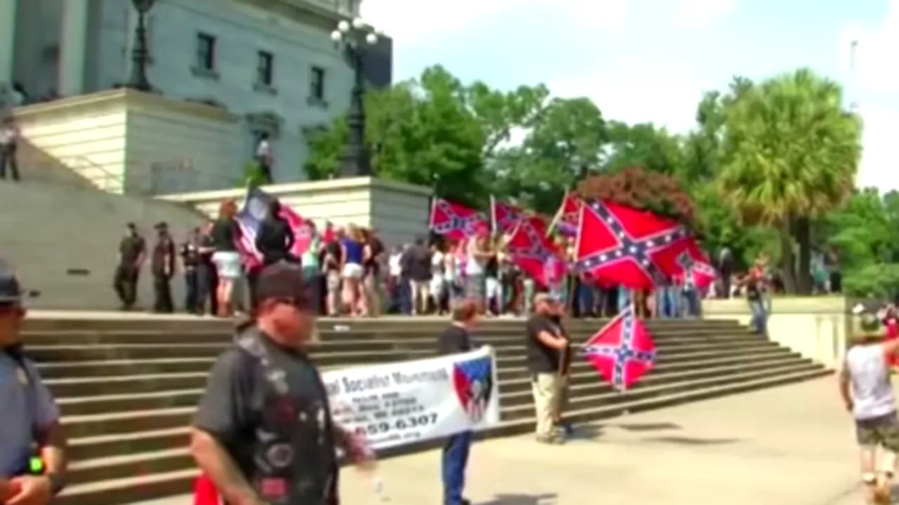 Membri ai Ku Klux Klan au manifestat în faţa Adunării Generale din South Carolina - VIDEO