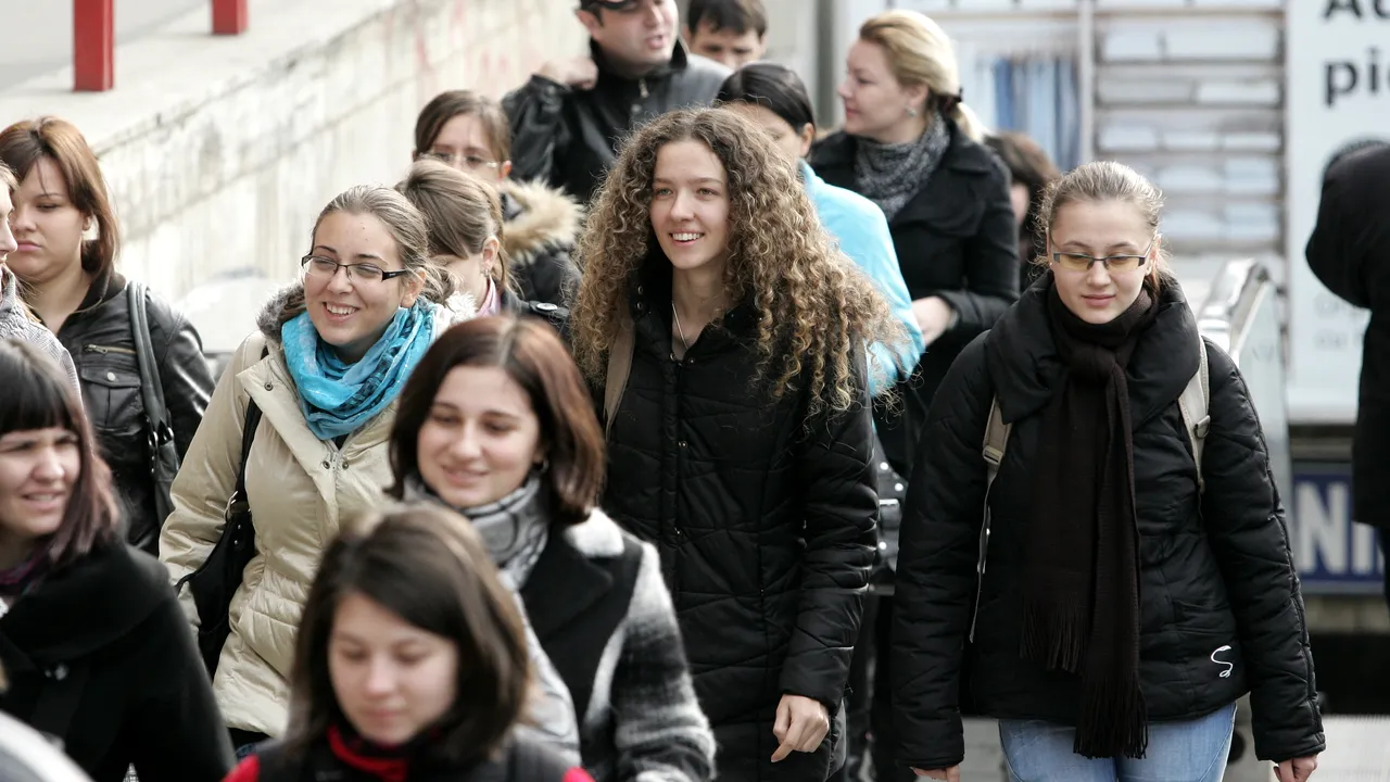 Românii aplică la nouă joburi în acelaşi timp: 1,1 mil. de CV-uri trimise în octombrie