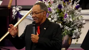 Un pastor care se mândrea că are biserica plină în ciuda restricţiilor a murit din cauza noului coronavirus