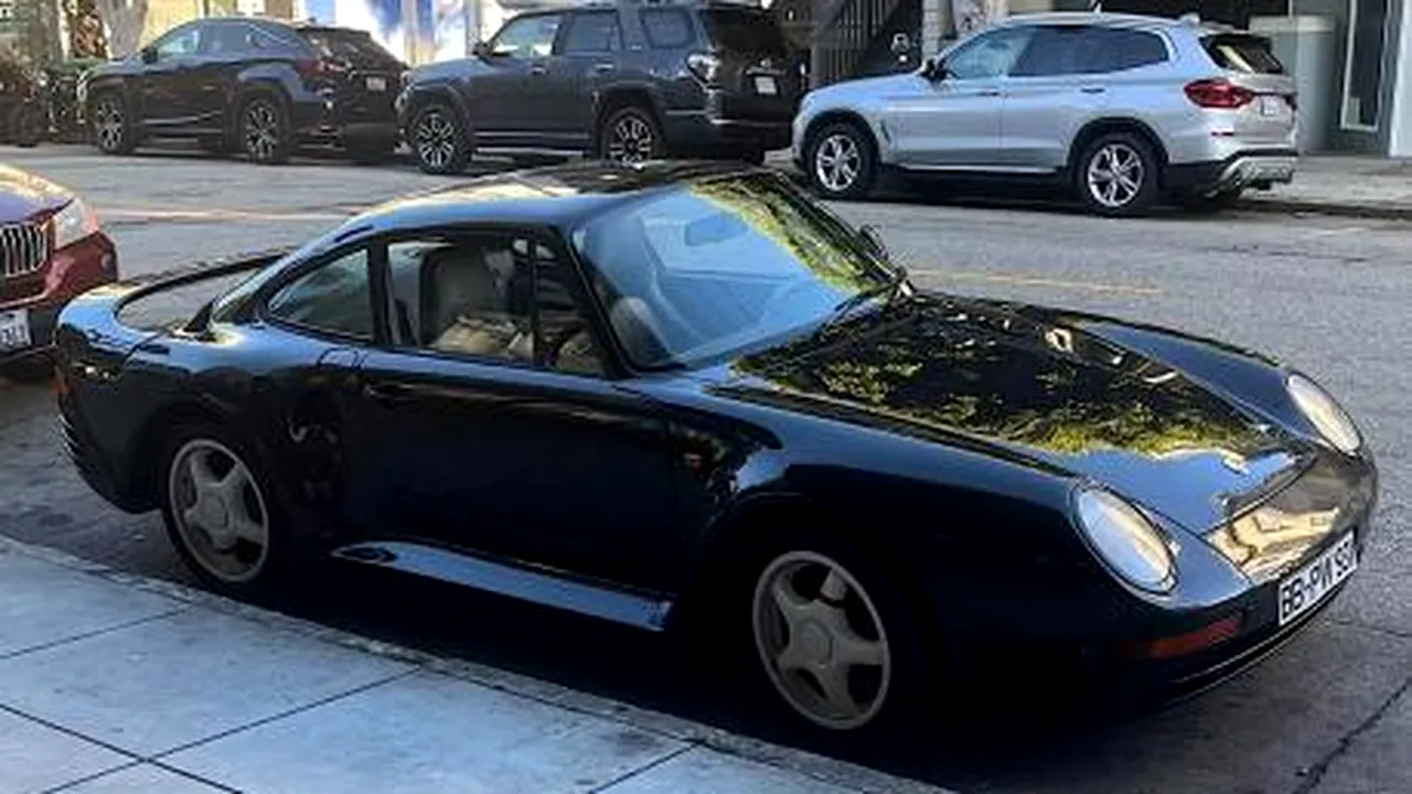 Un Porsche 959 S, model rar, a fost lăsat descuiat şi cu cheile pe scaun în SUA

