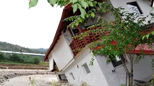 Bilanţul inundaţiilor: Zeci de locuinţe afectate şi drumuri închise. Circulaţia trenurilor, afectată de viituri - GALERIE FOTO