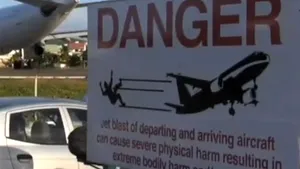 A vrut să vadă de aproape cum decolează un avion. Accidentul grav al femeii dornică de senzatii tari, surprins în imagini - VIDEO