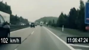 Ciclistul care nu se lasă prins de poliţie. Urmărire cu peste 100 km/h pe autostradă  - VIDEO