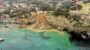 Un cimitir din Italia ajunge în mare. 200 de sicrie au căzut în apă