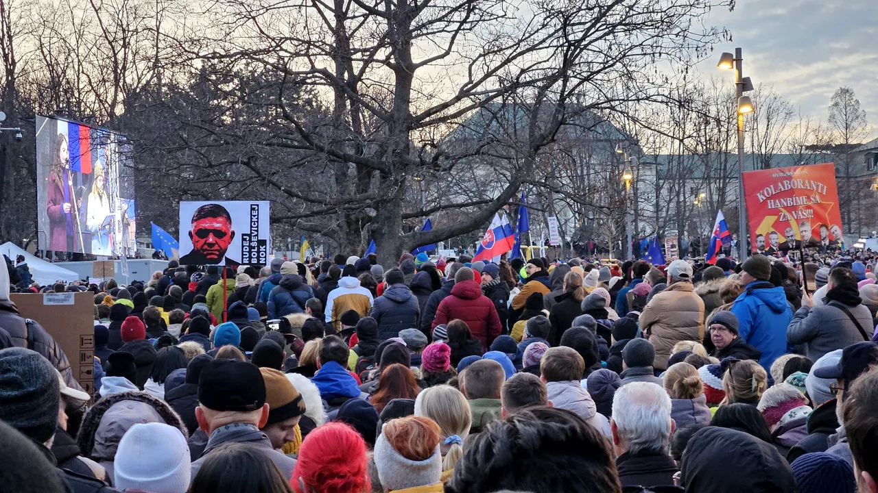 Mii de persoane protestează în Slovacia faţă de politica externă „pro-rusă”