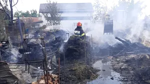 Incendiu violent izbucnit la o gospodărie din judeţul Giurgiu. Două butelii au explodat