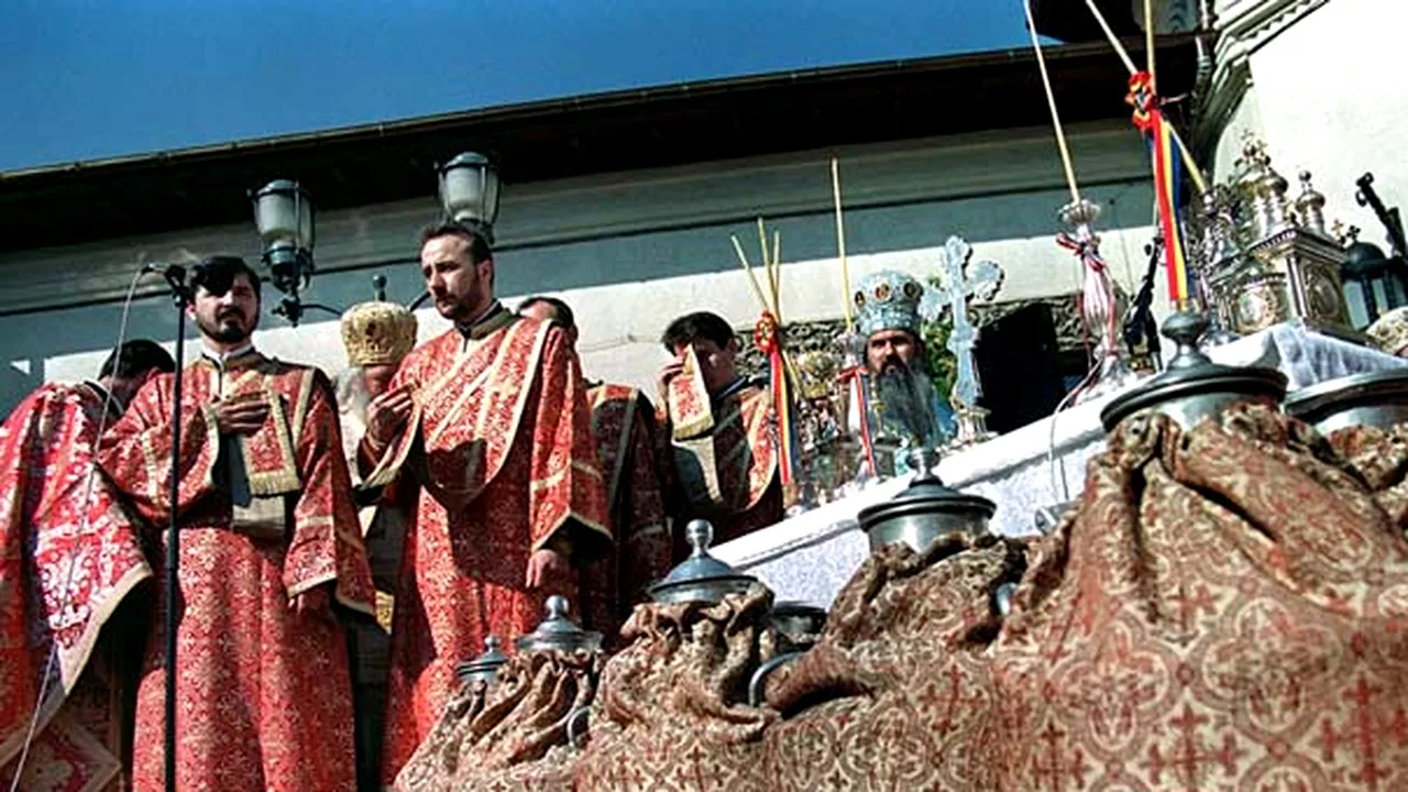 Patriarhia pregăteşte 300 de litri de mir pentru sfinţirea din Joia Mare
