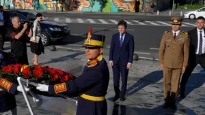 Nicușor Dan a depus o coroană de flori la monumentul dedicat memoriei victimelor Mineriadei din iunie 1990