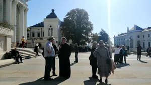 Catafalcul Sf. Parascheva, decorat de 16 ani cu mii de flori de către o familie din Bucureşti | FOTO