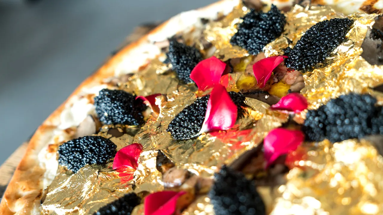 Pizza extravagantă de pe Wall Street care costă 2000 de dolari: Trufe franţuzeşti, caviar din Marea Caspică şi frunze din aur comestibil