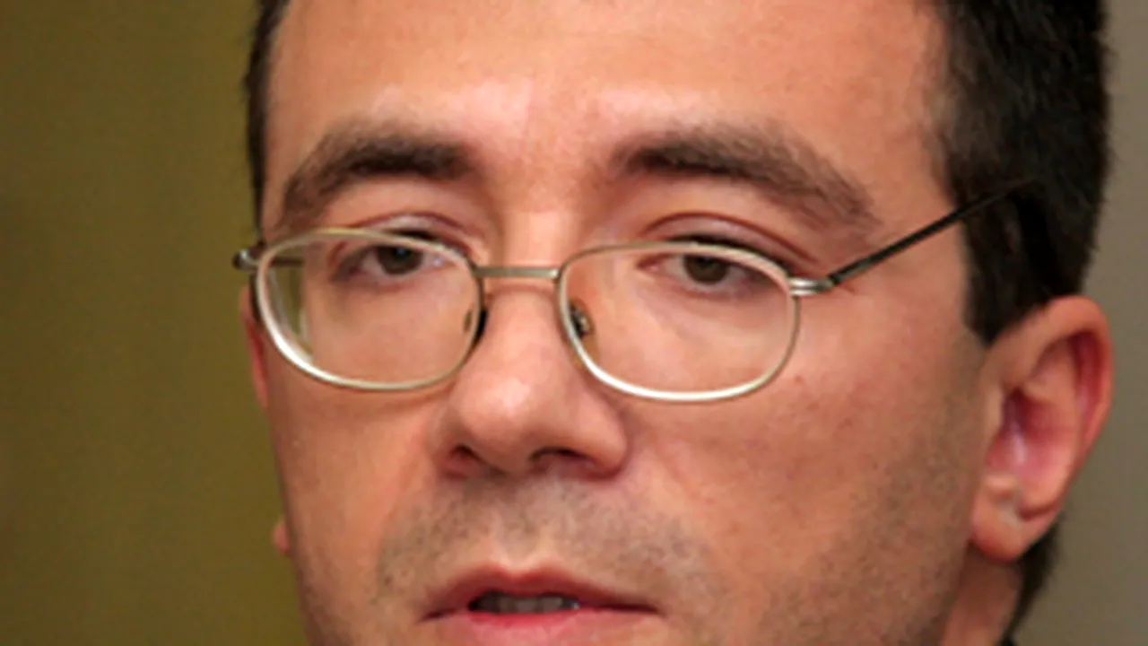 Conferinţa de presă a PNL - Dolj, întreruptă de cetăţeanul turmentat
