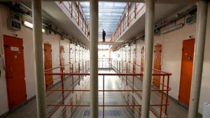 Tupeul unor puşcăriaşi | Au ameninţat şi înjurat doi judecători în timpul şedinţelor: „Tu ştii cu cine stai de vorbă, fă proasto?”