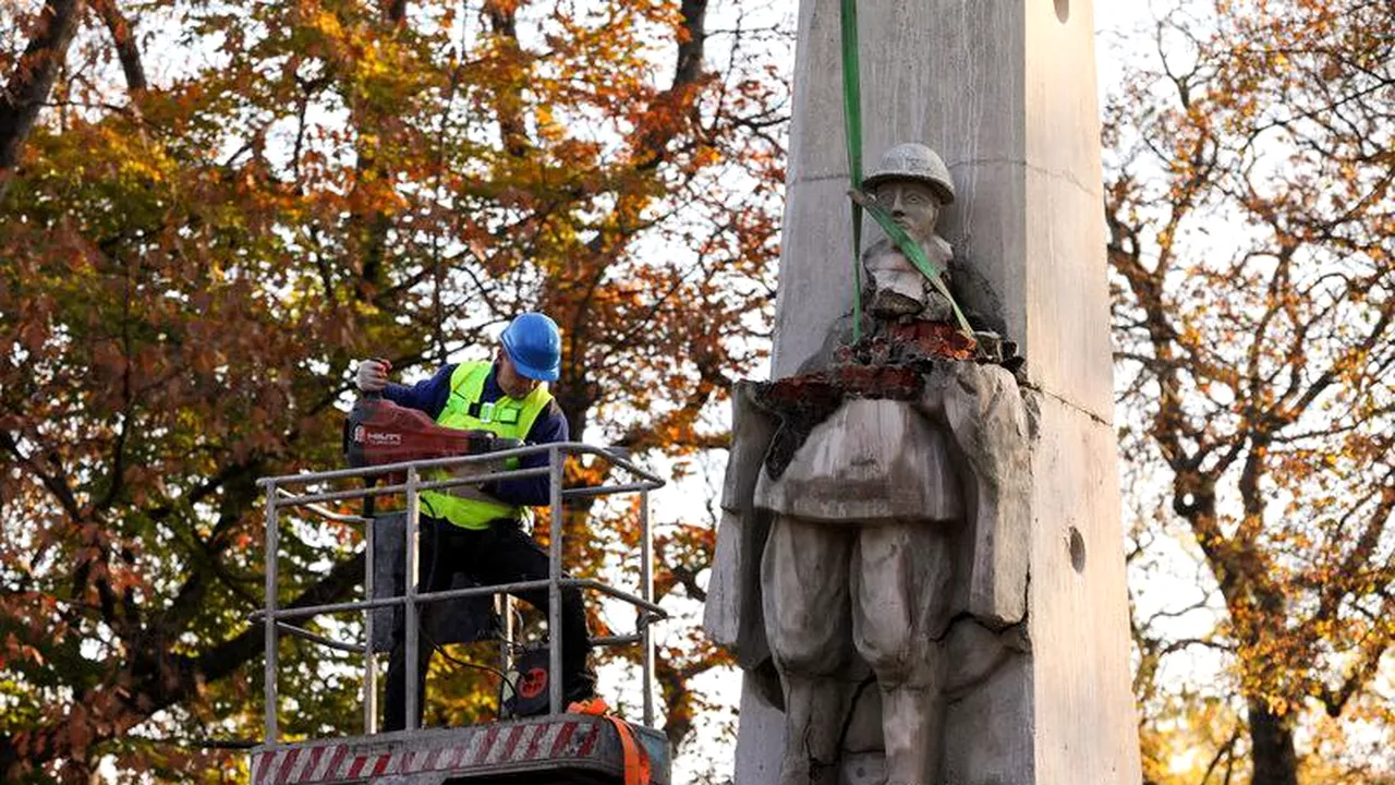 Polonia demolează monumente dedicate Armatei Roşii: Sovieticii nu au adus libertatea în 1945, ci o nouă sclavie / Reacţia Rusiei