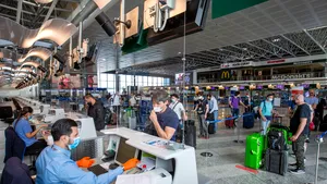 Rezervările pentru biletele de avion au crescut cu 100% în iunie faţă de luna mai. Ce se întâmplă cu preţurile 