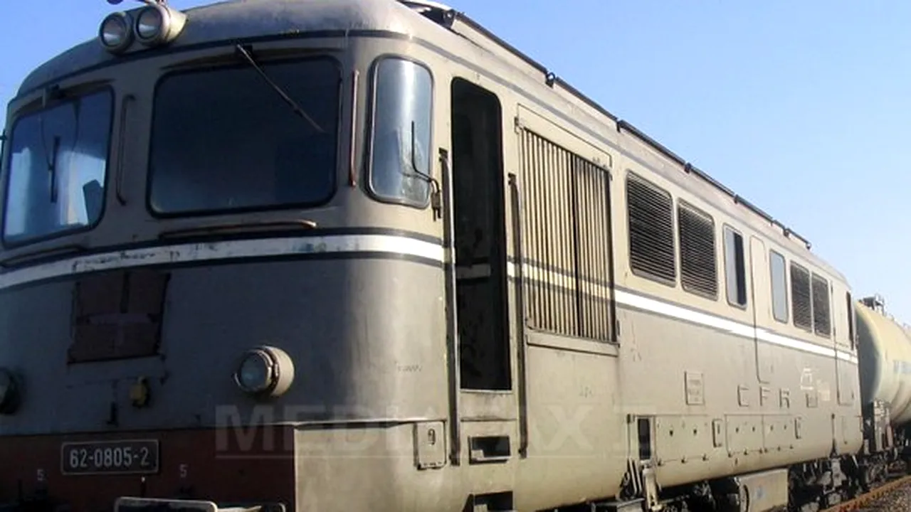 Locomotiva unui tren în care se aflau 11 călători a luat foc. Nu există victime