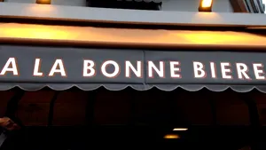 Cafeneaua A La Bonne Bière din Paris, vizată de atentatele din 13 noiembrie, şi-a redeschis porţile