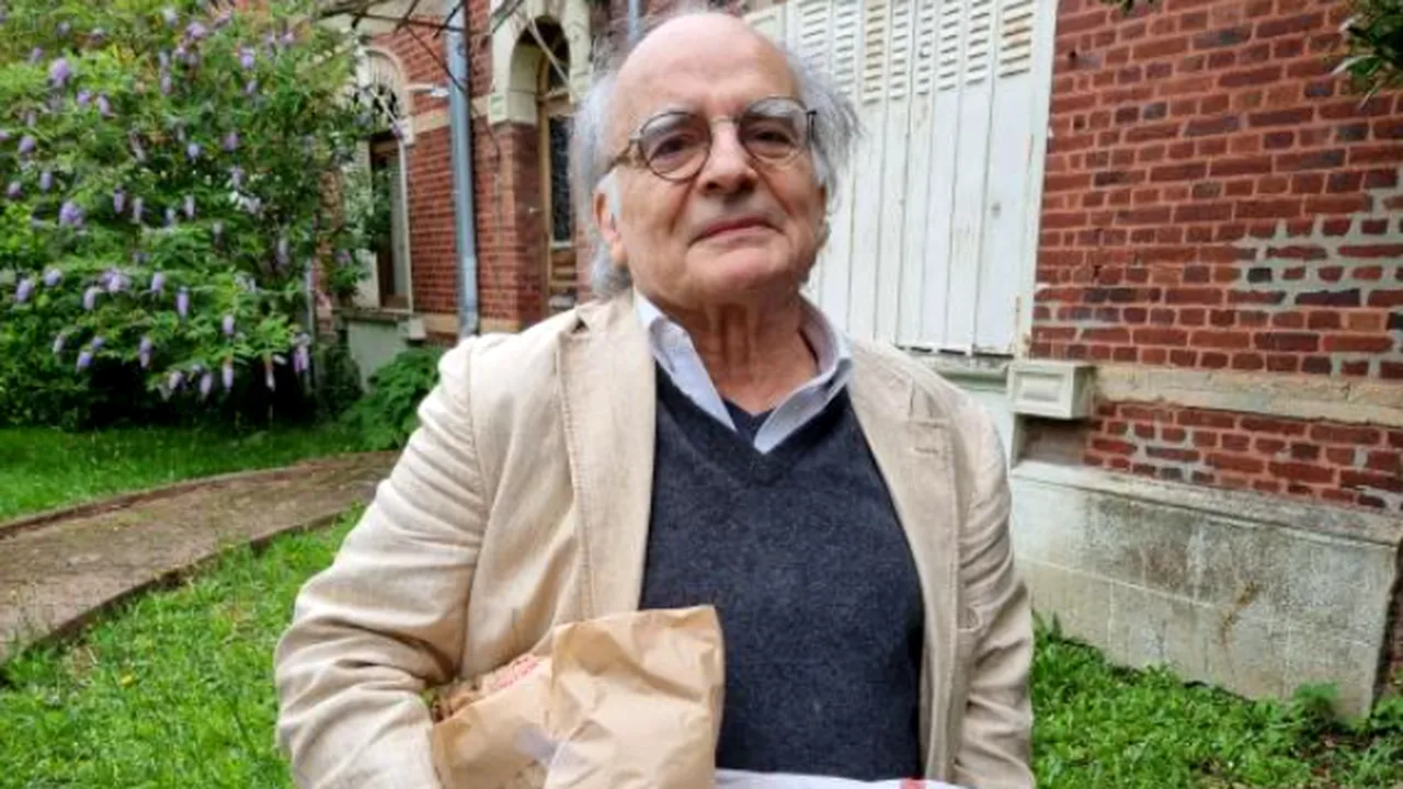 Preşedintele Franţei a uitat de ziua de naştere a tatălui său. Medicul pensionar, declaraţii politice cu bagheta de pâine în braţe