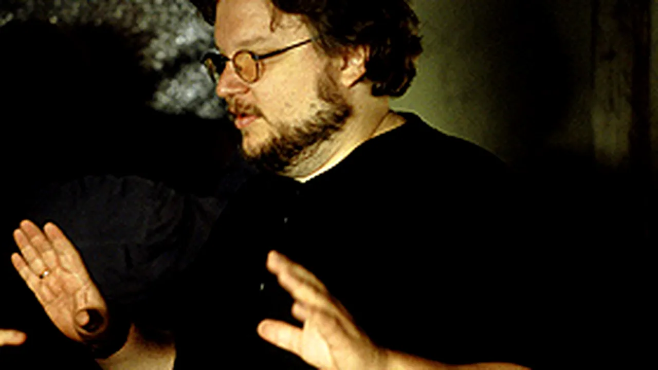 Regizorul Guillermo del Toro pretinde că a fost urmărit de un OZN (Video)