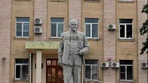 Statuia lui Lenin se întoarce la Henichesk, un oraş ocupat de ruşi în apropiere de Crimeea