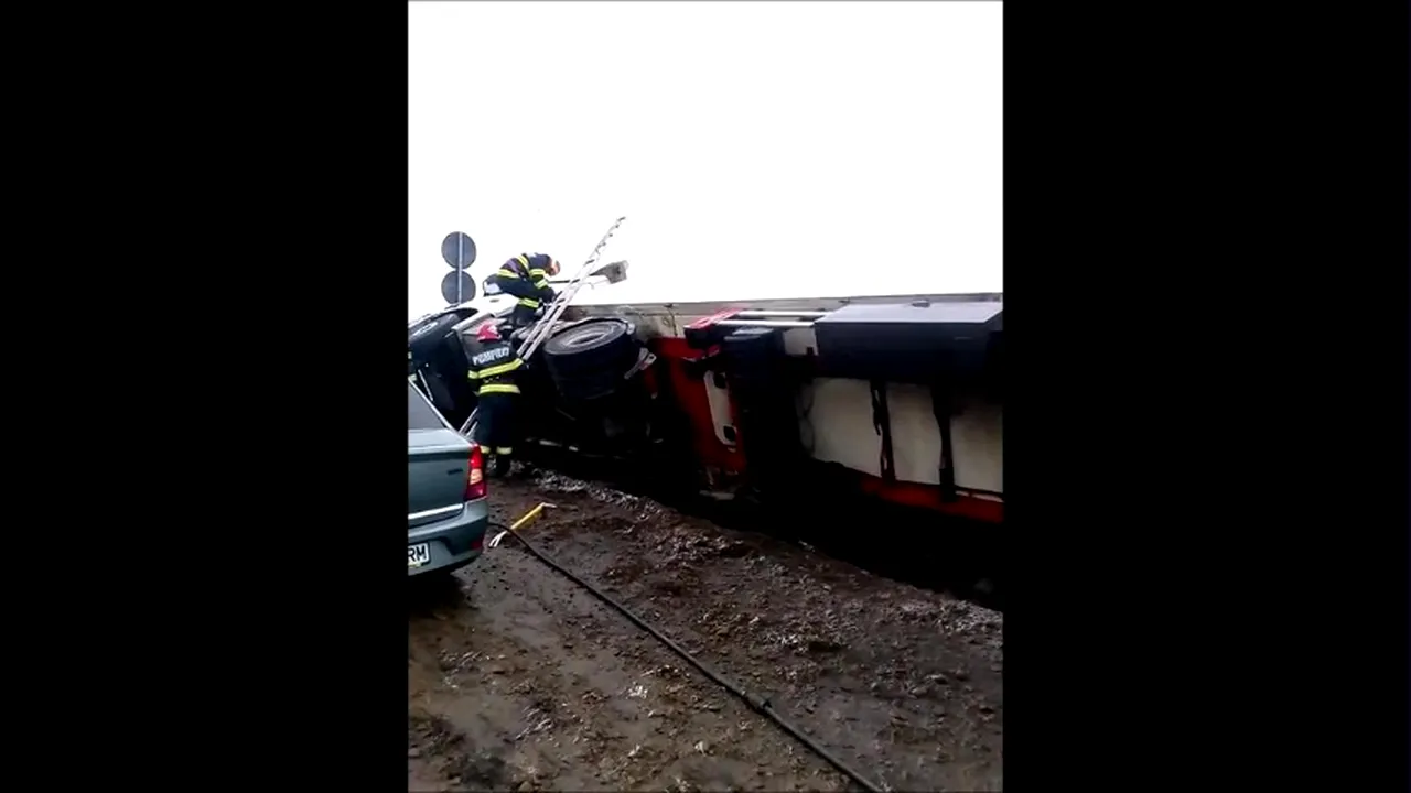 Scurgeri de combustibil după ce un TIR s-a răsturnat în Vaslui