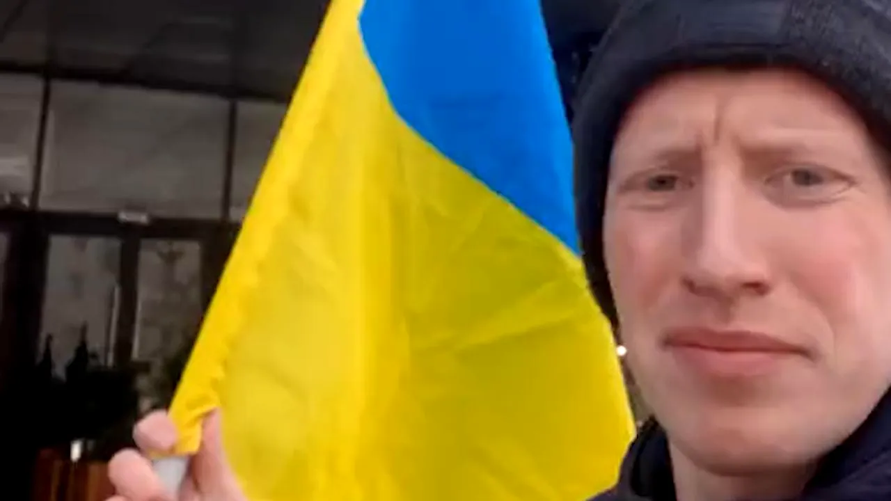Un om se plimbă prin Moscova fluturând steagul ucrainean de câteva luni. Care este reacţia ruşilor

