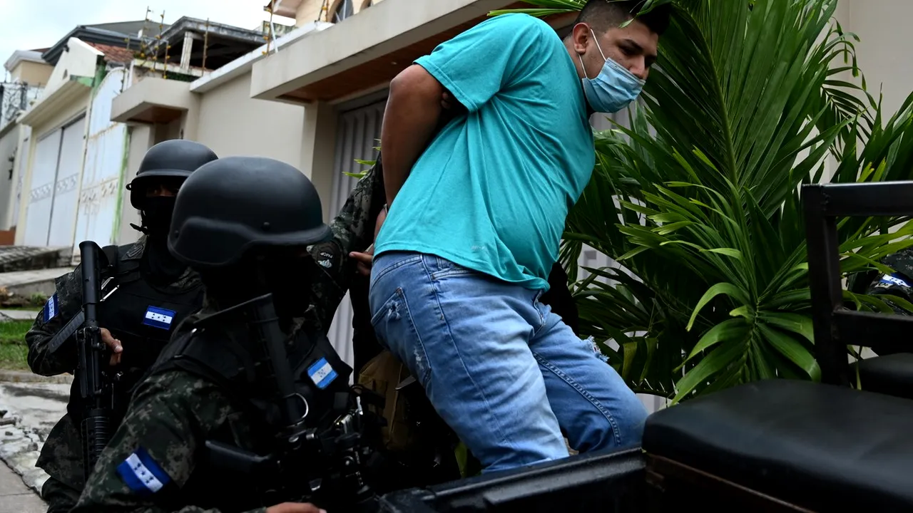 Sute de arestări în El Salvador. Membrii grupărilor de crimă organizată puşi să defileze în faţa camerelor