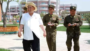Oficiali militari din anturajul lui Kim Jong-Un, surprinşi râzând tare în spatele acestuia - FOTO