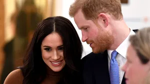Prinţul Harry şi ducesa Megan Markle renunţă la rangul de membri „seniori” ai familiei regale. Cei doi doresc să devină independenţi din punct de vedere financiar