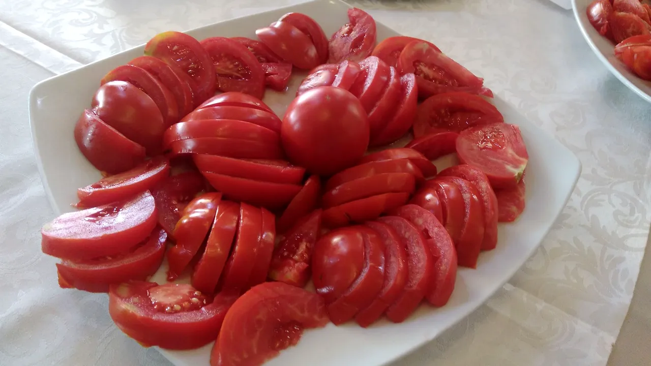 Cercetători din Timişoara sunt la un pas de a realiza roşia românească perfectă, după ce au adunat sute de soiuri de la ţărani şi le-au încrucişat