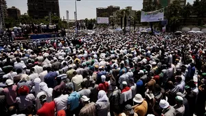 Islamişti egipteni au ieşit în stradă pentru a-l susţine pe Mohamed Morsi: 