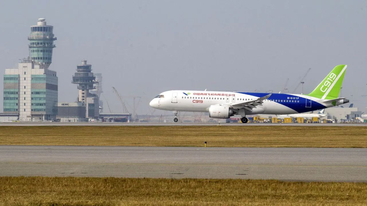 China vrea să aibă un rival pentru Airbus şi Boeing. Avionul Comac C919 a fost prezentat prin survolarea portului Victoria din Hong Kong