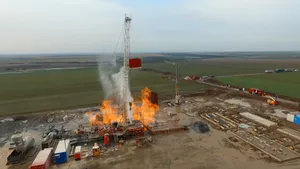 Incendiul de la sonda de gaz din Satu Mare, stins de apa care iese din pământ. Intervenţia NU s-a încheiat: În momentul în care vor ieşi gaze, flacăra va fi reaprinsă 