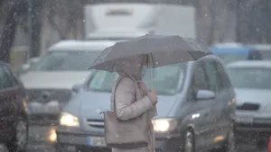 Aria precipitaţiilor se extinde. Ploile se transformă în lapoviţă şi ninsoare