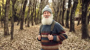 Un bărbat de 103 ani aleargă în jurul casei ca să strângă bani. Ce face cu ei?